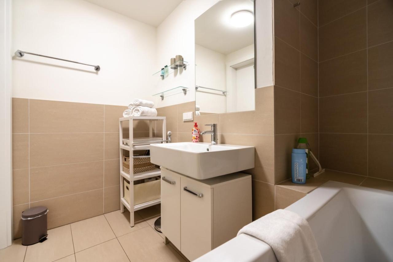 Quiet And Cozy Apartment Next To Mariahilfer Strasse And Naschmarkt With Ac, Minimum 30 Nights 维也纳 外观 照片